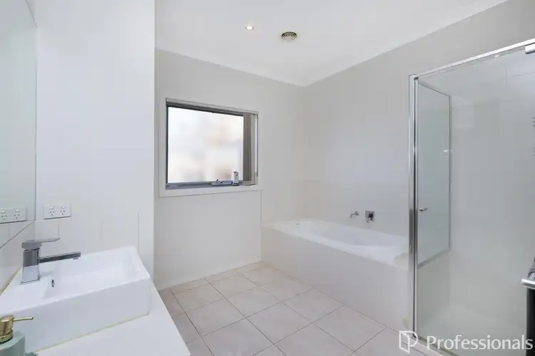 Sixth view of Homely unit listing, 1/15 Greenleaf Circuit, Tarneit VIC 3029