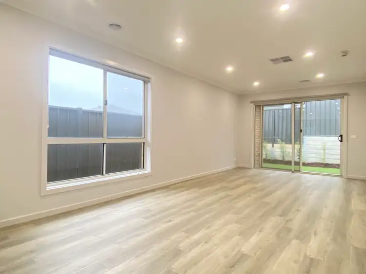 4B2B Cannes Avenue, Berwick VIC 3806