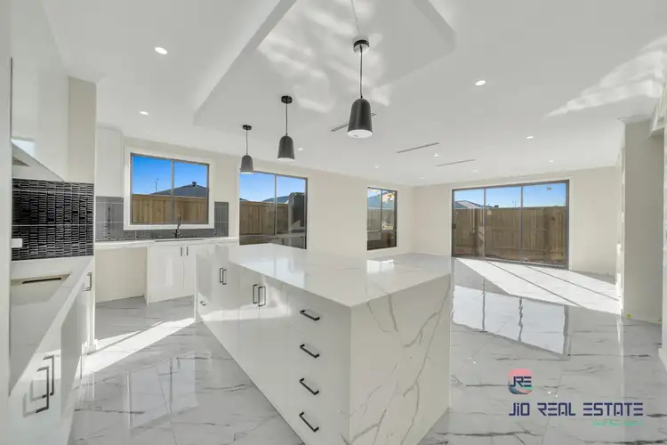 18 Dibiase Grove, Thornhill Park VIC 3335