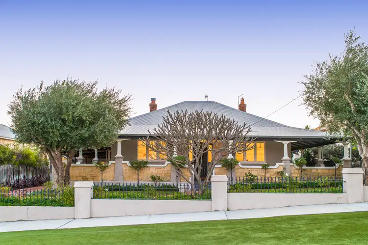 11 Sea View Street, Beaconsfield WA 6162