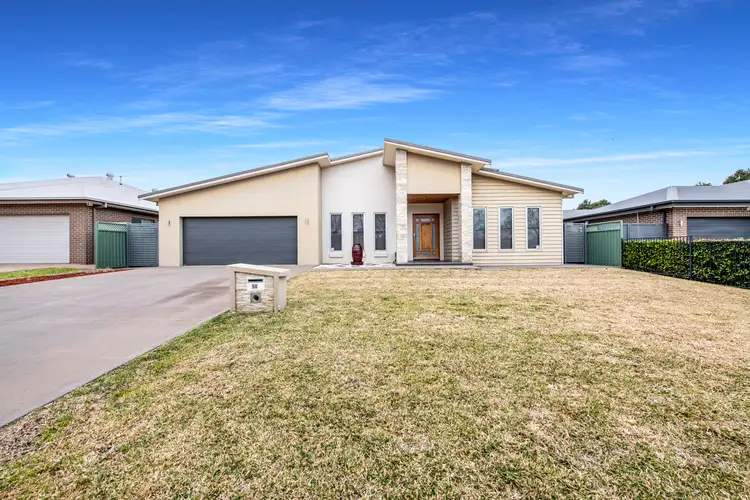 10 Southlakes Parade