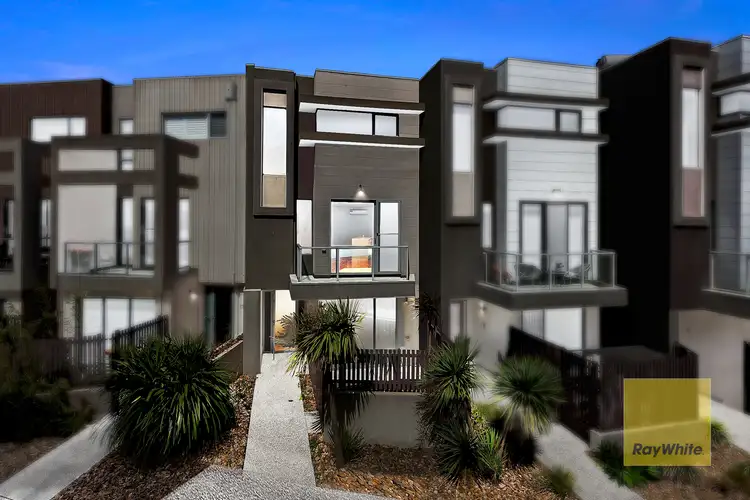 8/25 Boathouse Drive, Caroline Springs VIC 3023