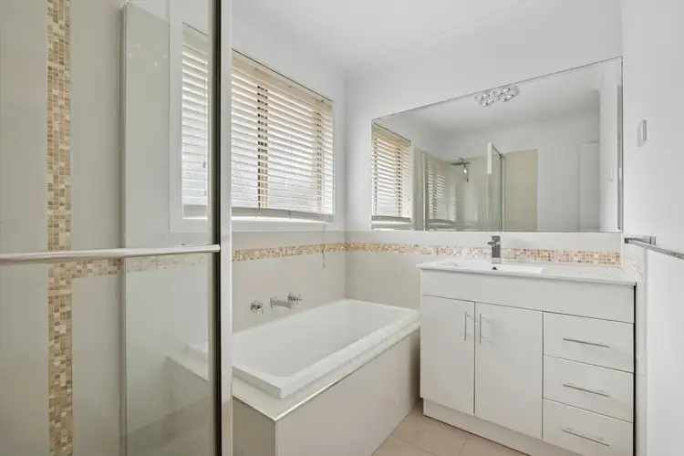 Sixth view of Homely house listing, 2/16 Linlithgow Court, Narre Warren VIC 3805