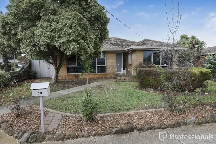 16 Richard Road, Melton South VIC 3338