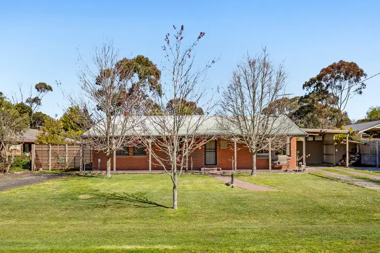 62 White Avenue, Romsey VIC 3434