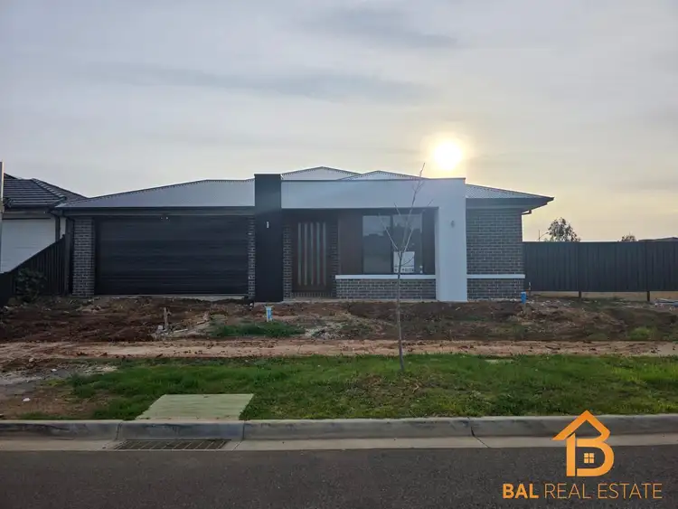 2 LINA WAY, Melton South VIC 3338