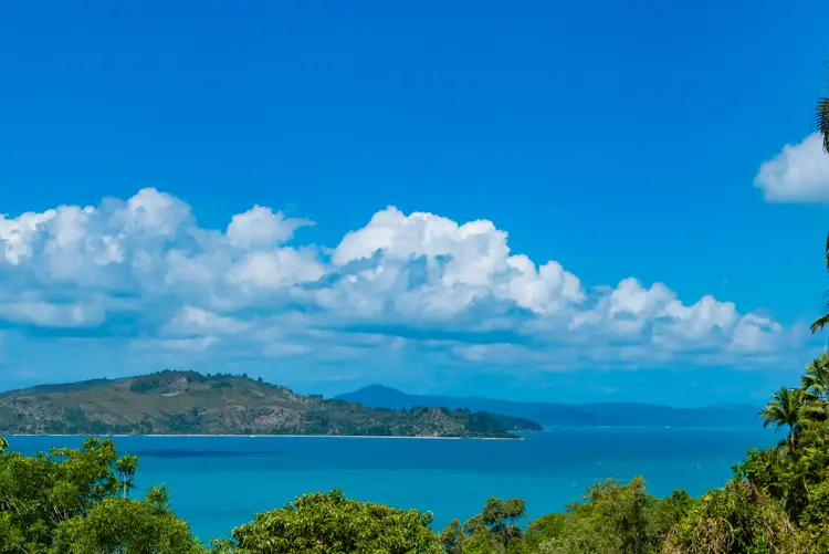13 Passage Avenue, Shute Harbour QLD 4802