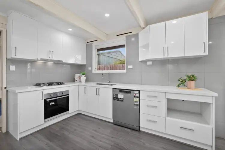 20 Eyre Street, Melton South VIC 3338
