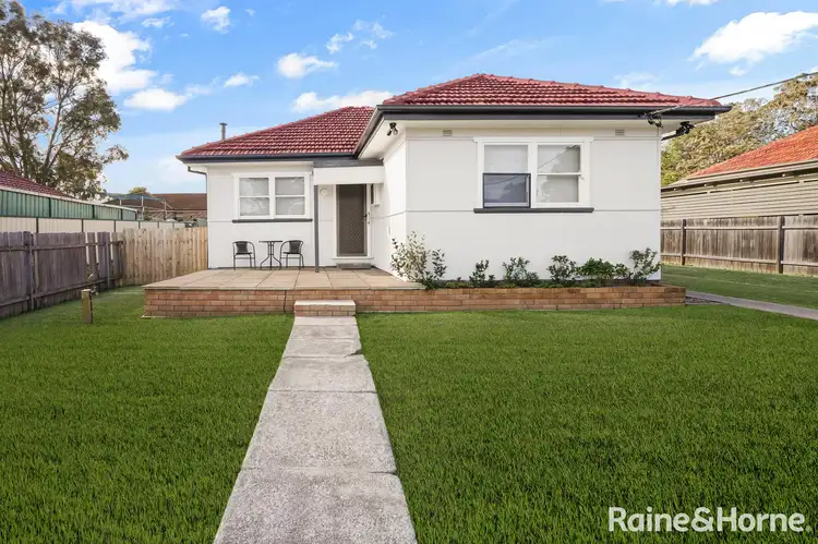 8 Hosking Crescent, Glenfield NSW 2167