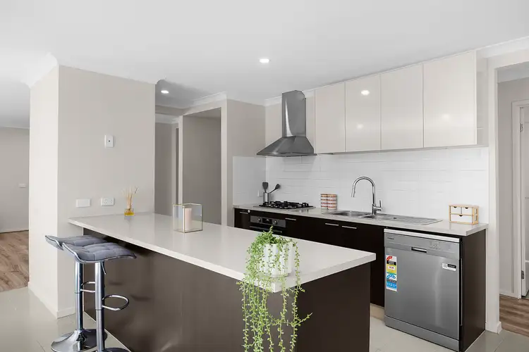 Fifth view of Homely house listing, 8 Kanto Court, Manor Lakes VIC 3024