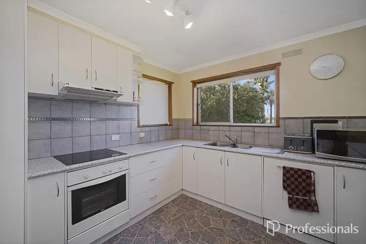 Third view of Homely house listing, 5 Shanahan Court, Hamilton VIC 3300