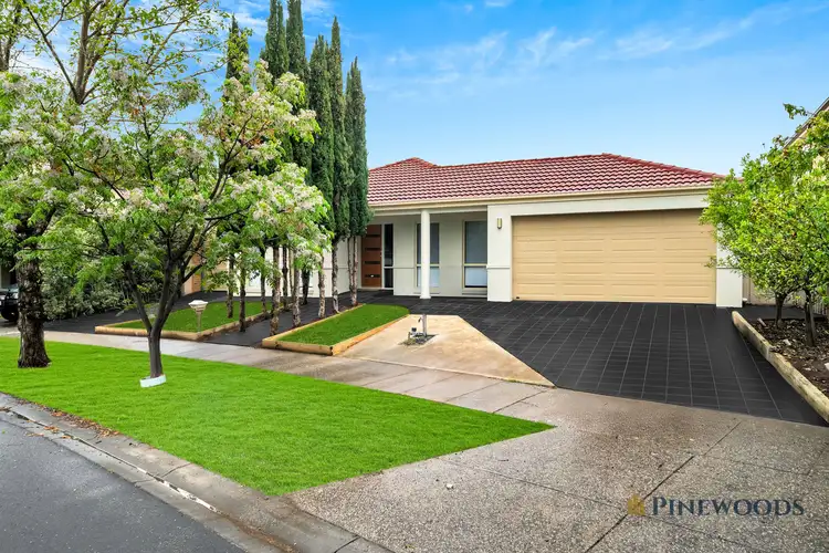 15 Weigall Close, Caroline Springs VIC 3023