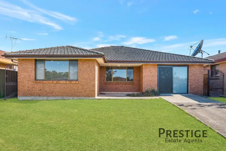 6 Woodlands Avenue, Bossley Park NSW 2176