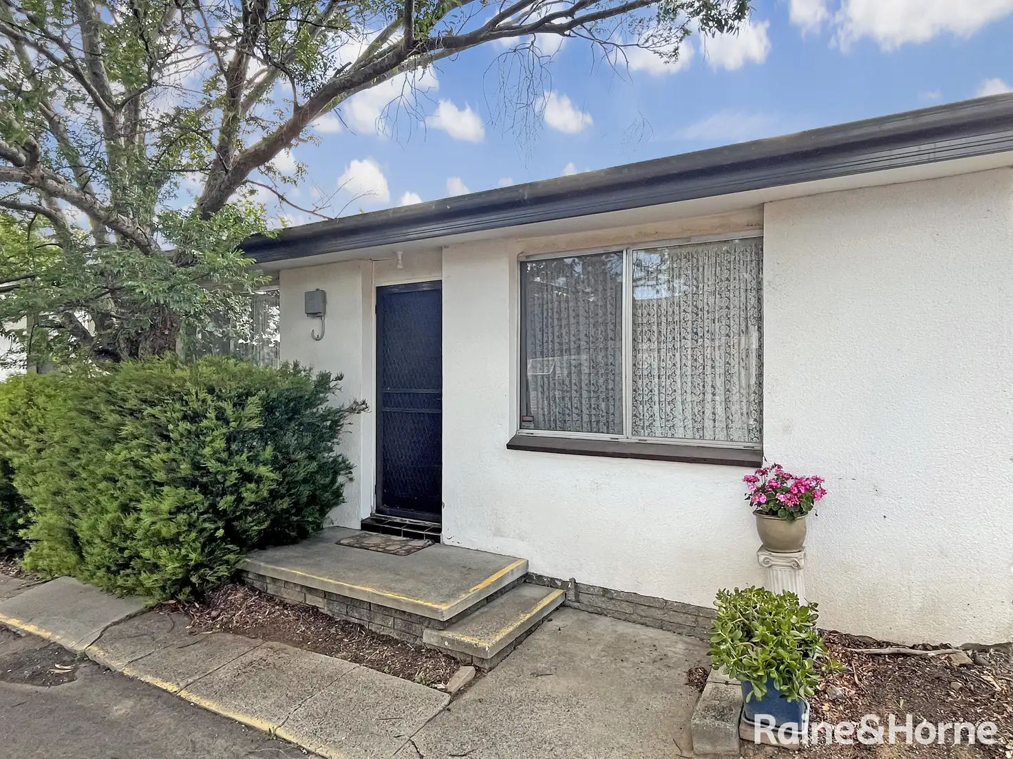 Main view of Homely villa listing, 1/16 Wilgabar Way, Karabar NSW 2620