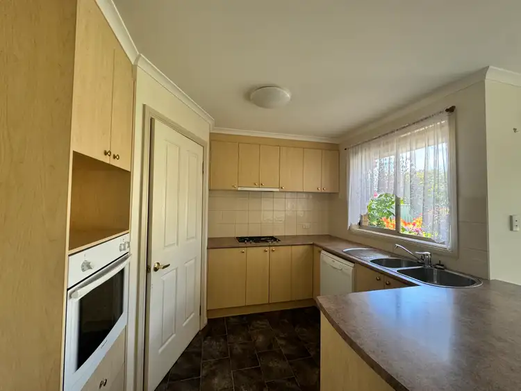 Fifth view of Homely house listing, 2 Kent Manor, Hamilton VIC 3300