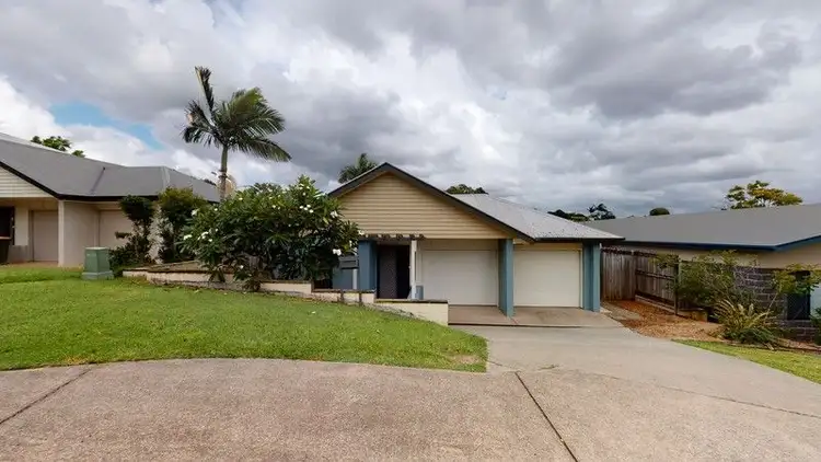 6 Woods Close