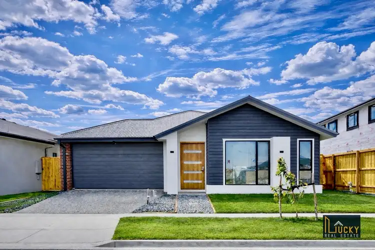 65 Batehaven Crescent