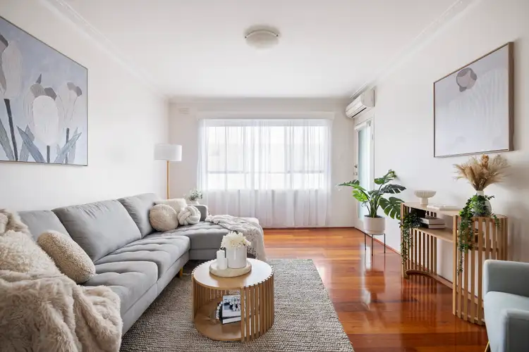 4 Lyons Street