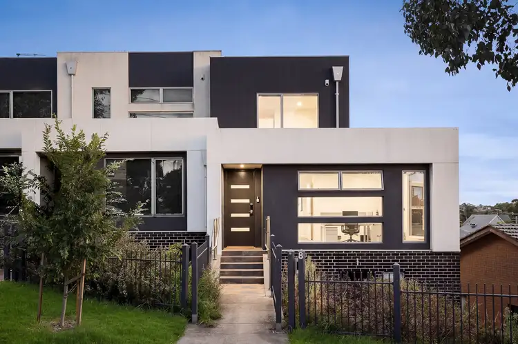 8 Hillside Crescent