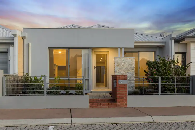 17 Carinata Crescent