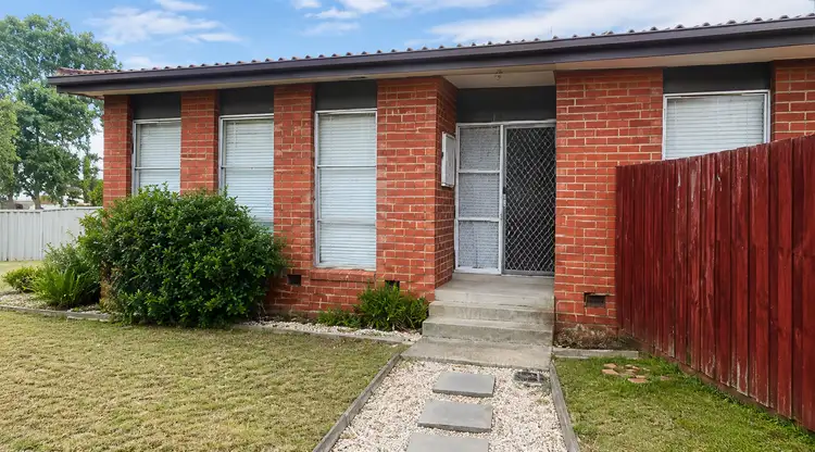 76 Fairbairn Road