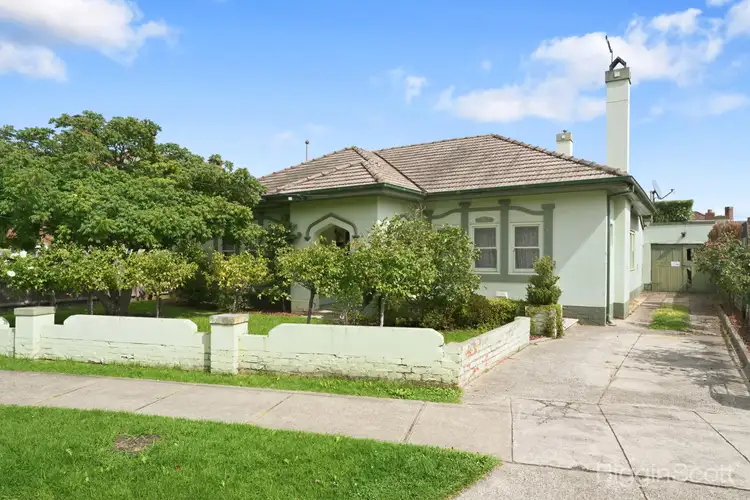 10 Milfay Avenue