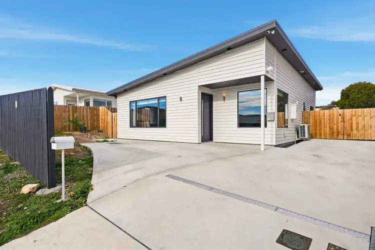 10 Bottlebrush Way
