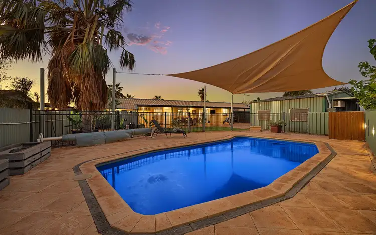 10 Lockyer Crescent