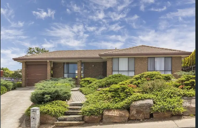 8 Elmeade Drive