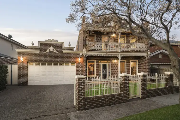 16 Deakin Street