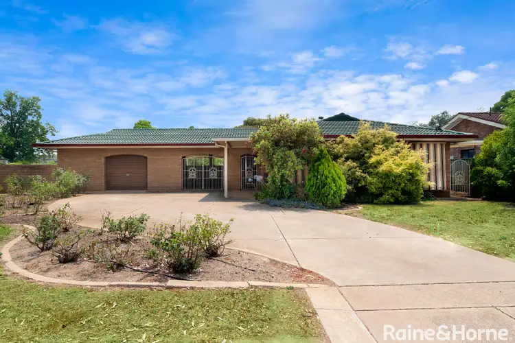 9 Balmoral Crescent, Lake Albert NSW 2650