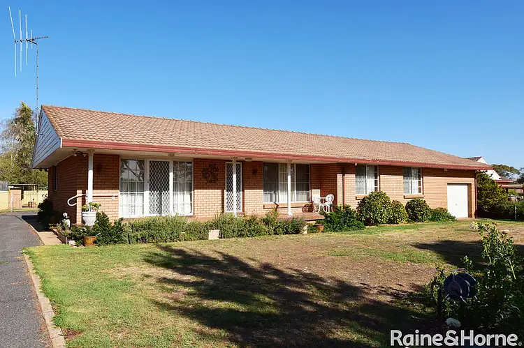 82 Burrendong Way, Orange NSW 2800
