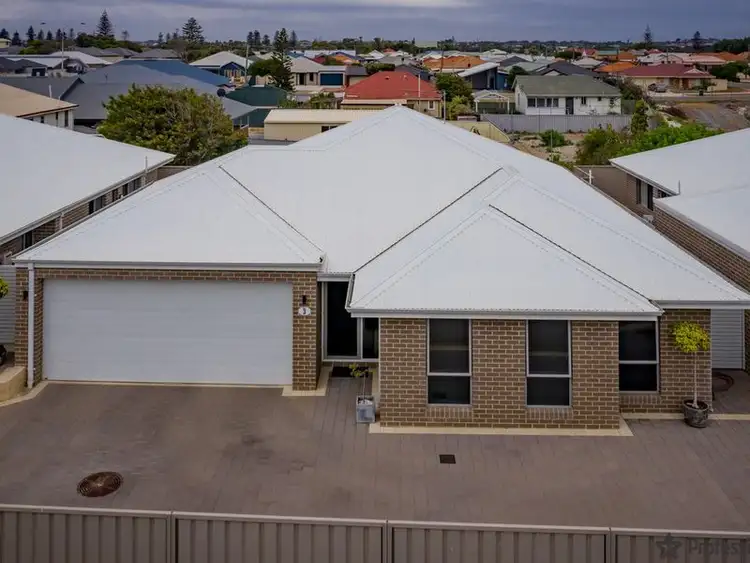3/8 Stroud Street, Beachlands WA 6530