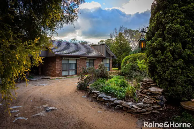16 Savages Lane, Cowra NSW 2794