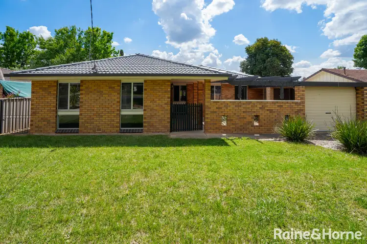 18 Main Street, Lake Albert NSW 2650