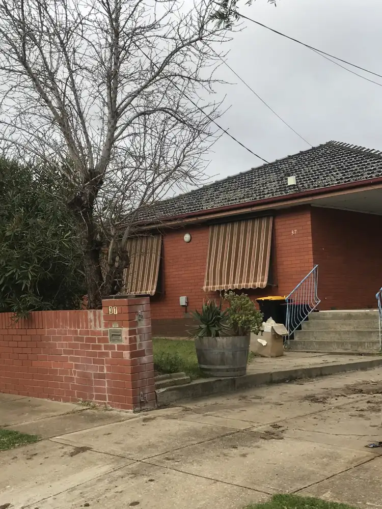 37 Centenary Avenue