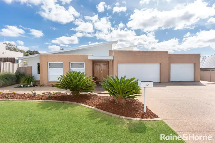 32 Plunkett Drive, Lake Albert NSW 2650