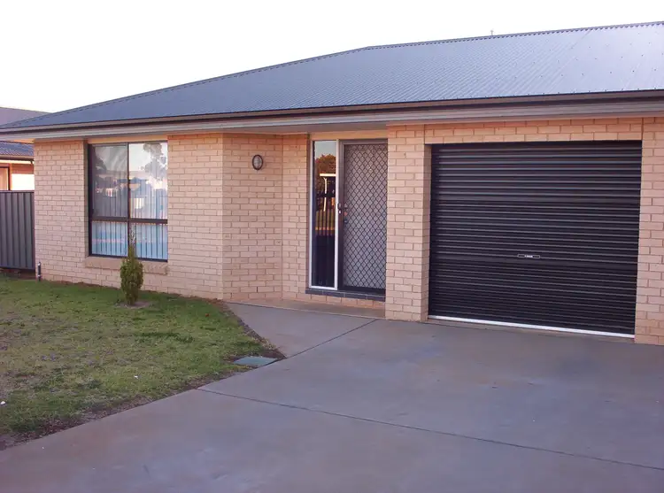 2-4 Sturt Circle
