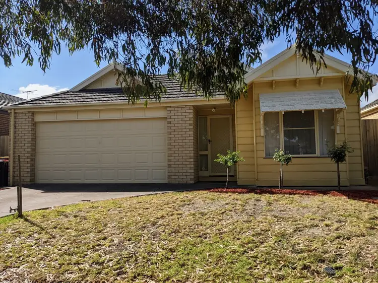 19 Deakin Grove