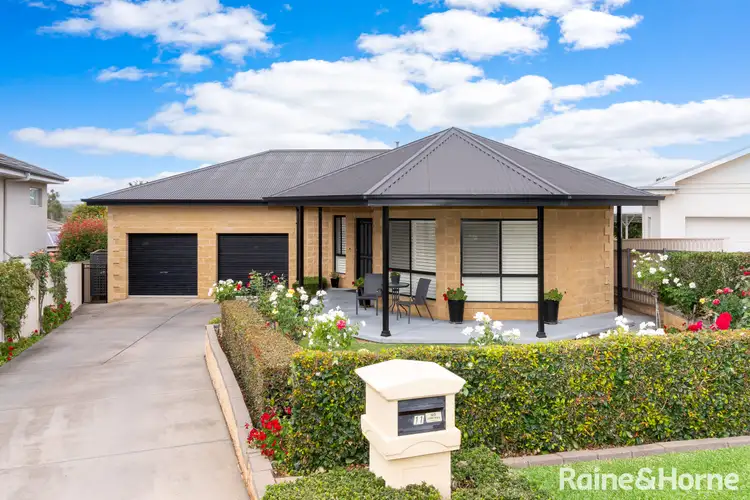 11 Headley Place, Kooringal NSW 2650