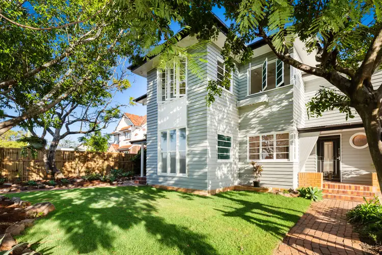 2 Sylvia St, Camp Hill QLD 4152