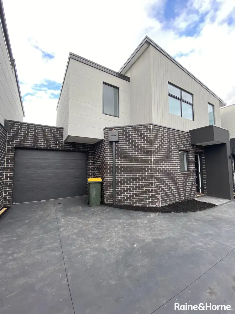 Main view of Homely townhouse listing, 2/40 Albert Cresent, St Albans VIC 3021