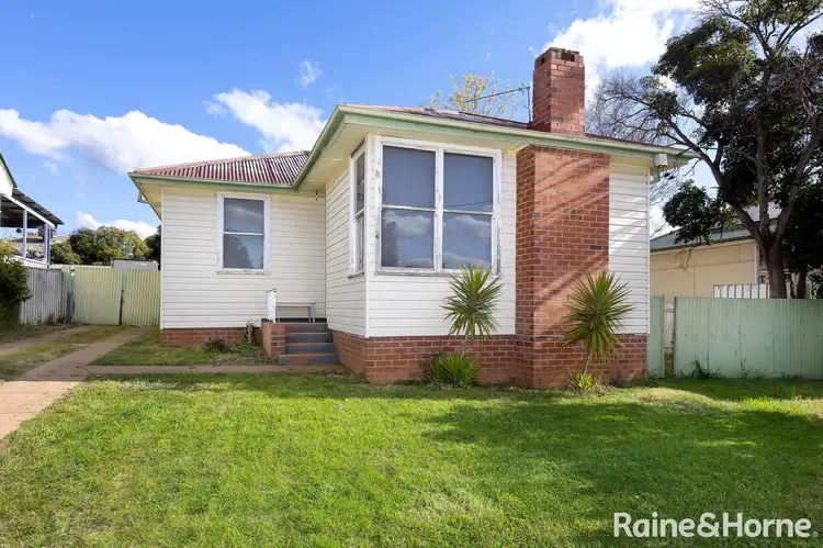 6 Phillip Avenue, Mount Austin NSW 2650
