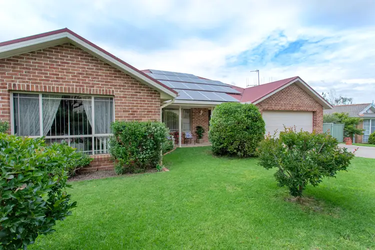 13 Grevillea Close, Cowra NSW 2794
