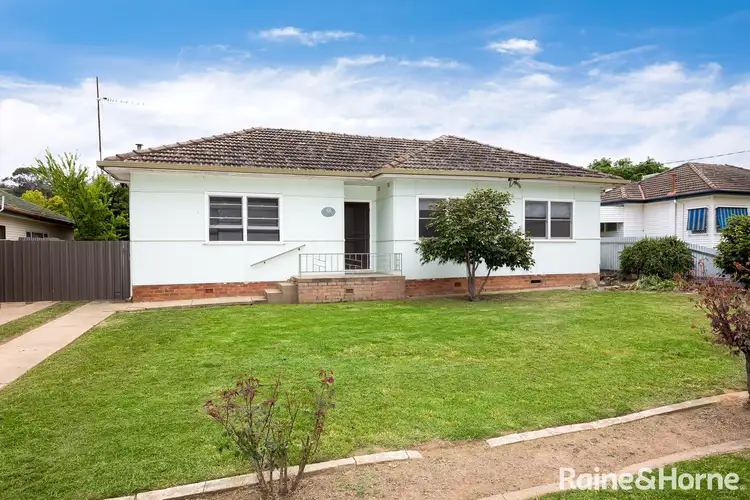 132 Grove Street, Kooringal NSW 2650