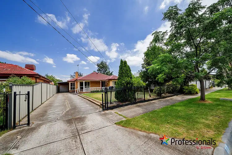 17 Ford Avenue, Sunshine North VIC 3020