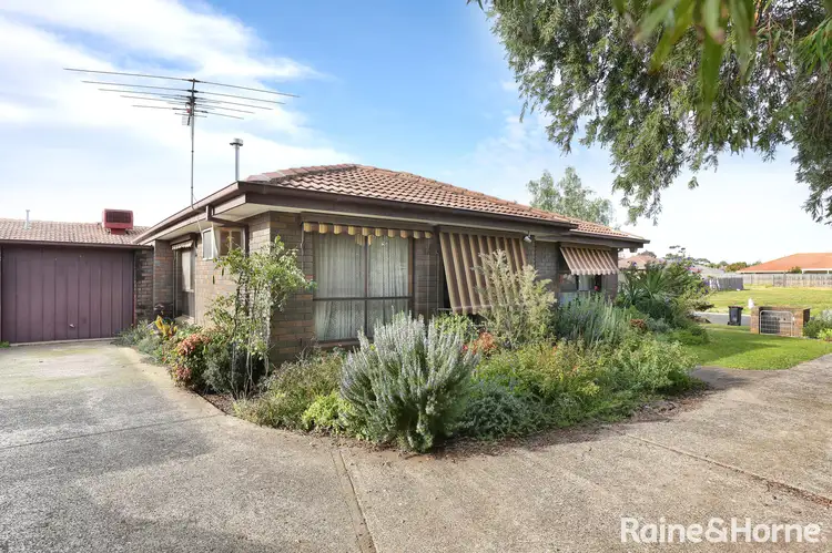 2/4 Crestmont Drive, Melton South VIC 3338