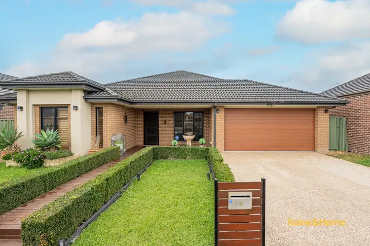 19 Moore Mews, Pakenham VIC 3810