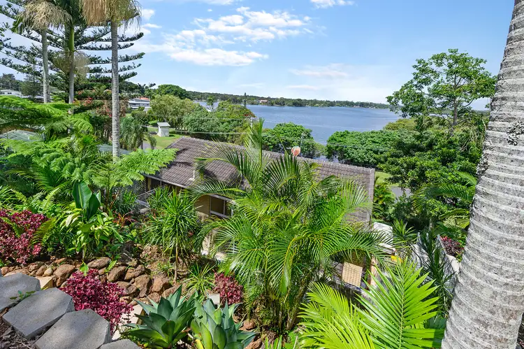 27 Bimbadeen Avenue, Banora Point NSW 2486