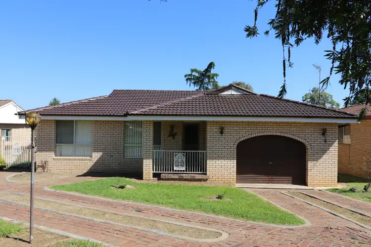 42 Kibbler Street, Cowra NSW 2794